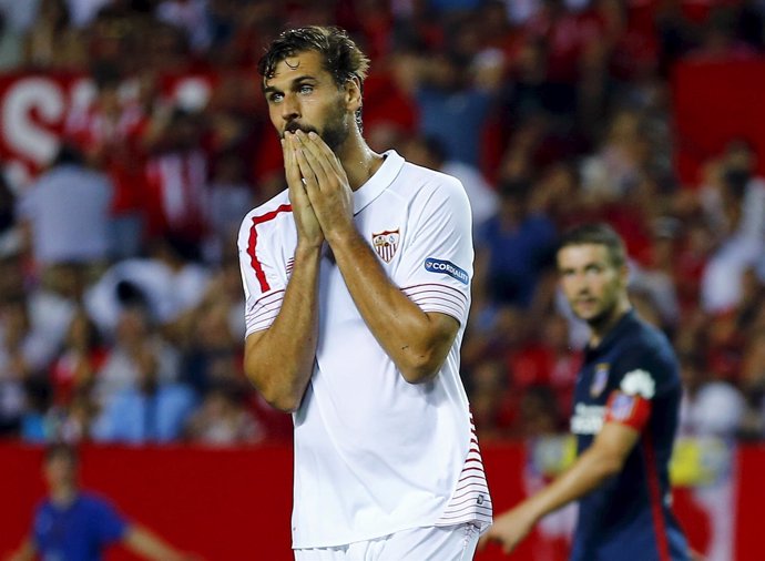 Fernando Llorente lamenta una ocasión fallada con el Sevilla
