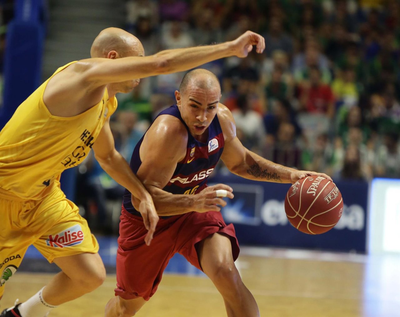 Arroyo dirige un balón ante el granca
