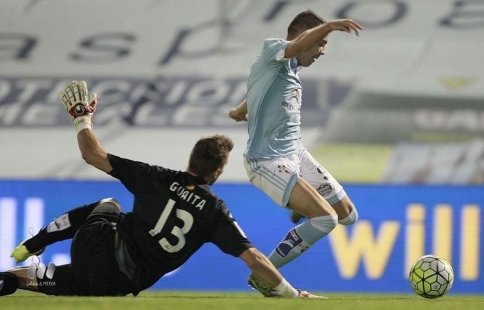 Vicente Guaita detiene una jugada de Iago Aspas