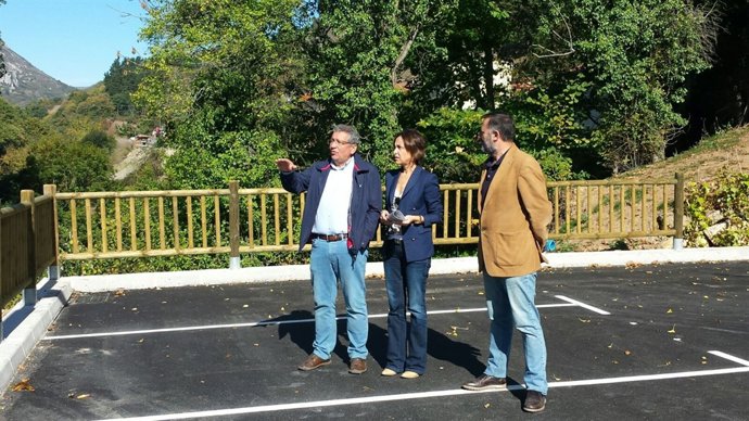 Carcedo, con el alcalde de Quirós (izquierda), Ovidio García. 