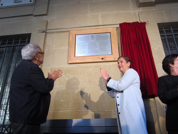 Uxue Barkos descubre una placa en homenaje a los 33 empleados fusilados