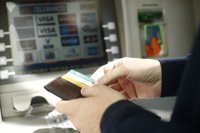 Adicae vigilará los costes que los bancos repercutan por usar cajeros