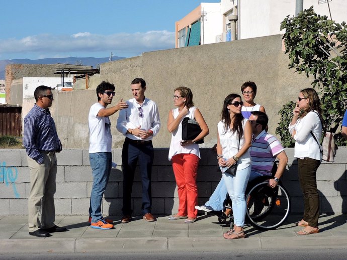 Visita del PSOE de Almería al barrio de la Goleta, en la capital
