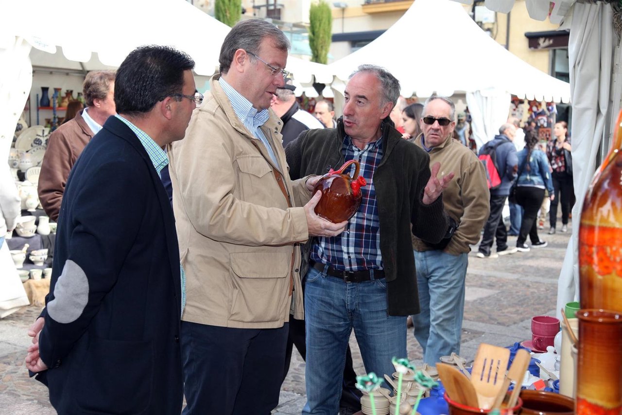 Visita de Silván a la Feria de la Cerámica