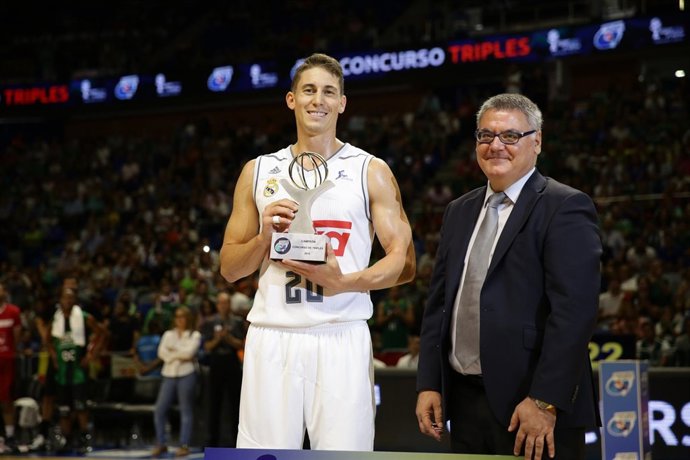 Jaycee Carroll, campeón del concurso de triples, recoge su premio