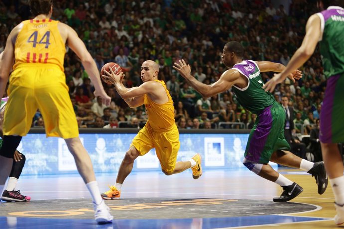 Carlos Arroyo conduce el balón