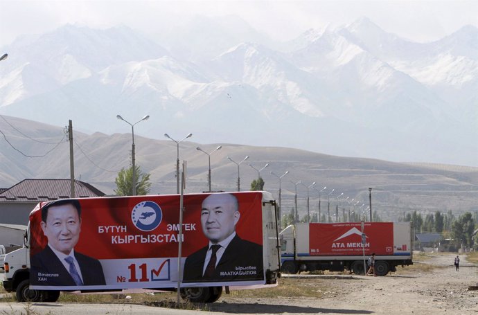 Carteles electorales en camiones en Biskek