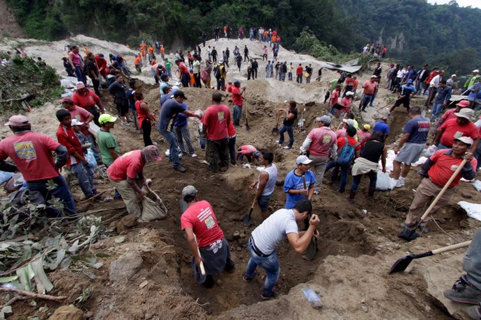 Rescue team members and volunteers search for mudslide victims in Santa Catarina