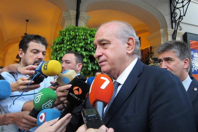 El ministro del Interior atendiendo a los medios en una imagen de arc hivo