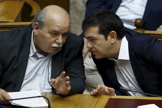 El nuevo presidente del Parlamento de Grecia, Nikos Voutsis, junto a Tsipras