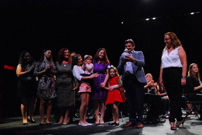 A la izquierda de la foto las mujeres de la familia Serrano Pons