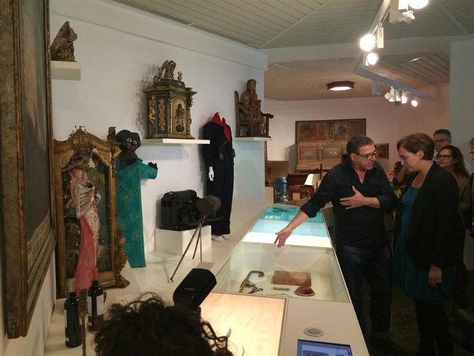 El director del Museo, Josep Fornés, y la alcaldesa Ada Colau mirando las obras 