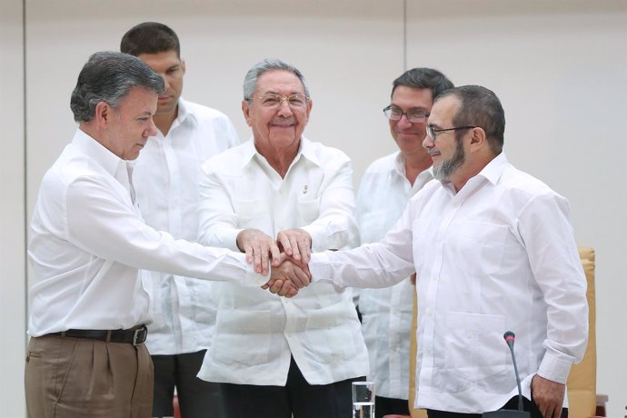Cuba's President Raul Castro (C) stands as Colombia's President Juan Manuel Sant