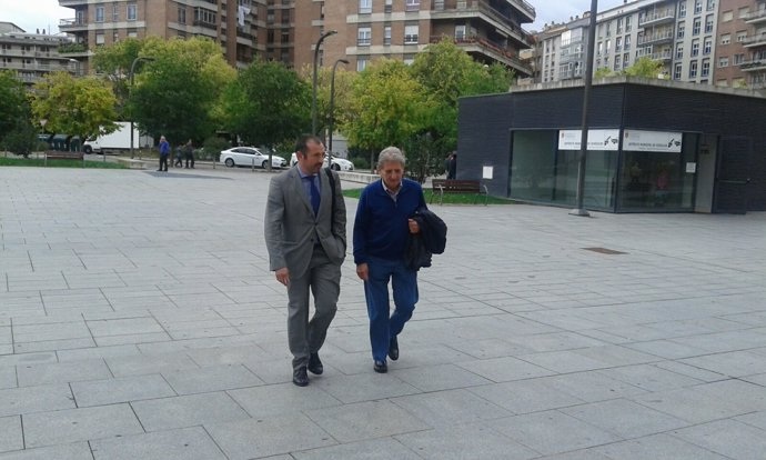 Juan Pascual con su abogado Eduardo Ruiz de Erenchun.