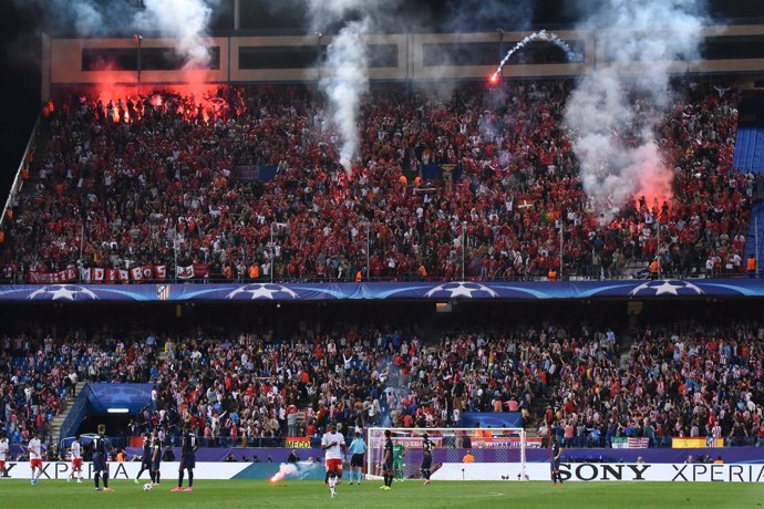 Aficionados del Benfica lanzan bengalas en el Calderón