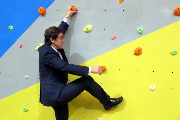 Alfonso Fernández Mañueco, en su visita al polideportivo.
