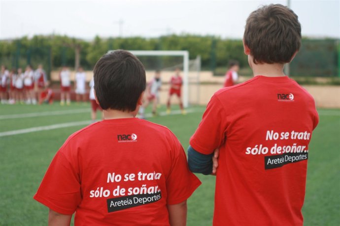 Niños en un partido de futbol en el Colegio Areteia
