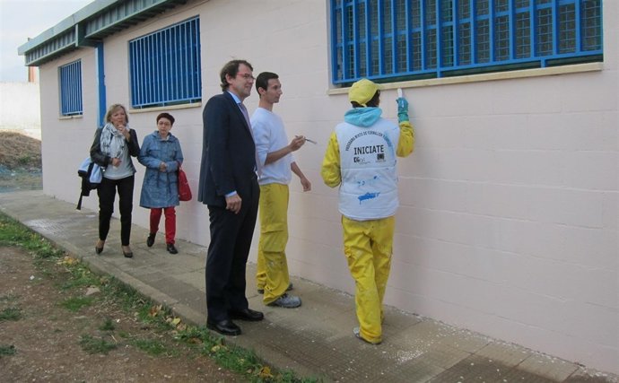 Fernández Mañueco, en su visita al barrio de Buenos Aires.