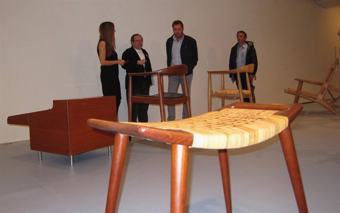 Presentación de la exposición '18 sillas, un mueblebar y un frutero'