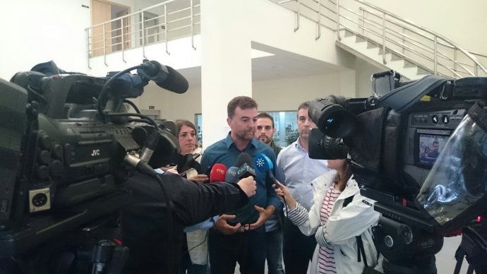 Maíllo entre cámaras y micrófonos en Pozoblanco