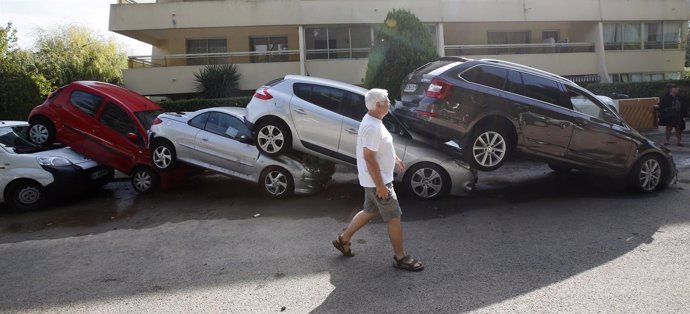 Coches afectados por las inundaciones en la Costa Azul francesa