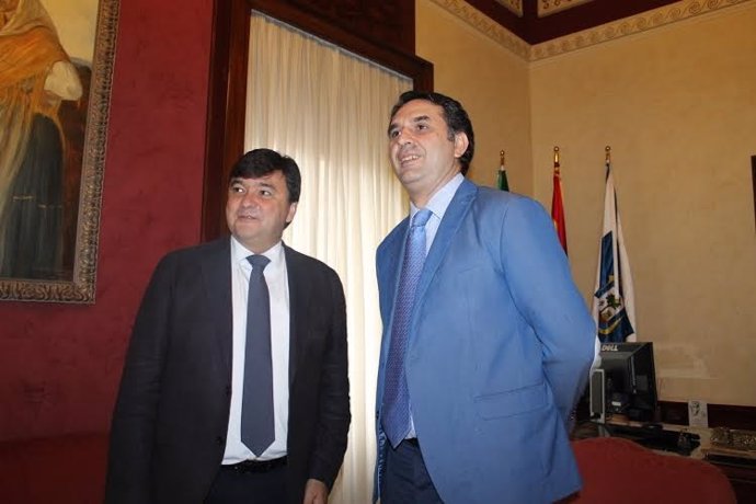 El consejero de Turismo, Francisco Javier Fernández, con alcalde de Huelva, Cruz