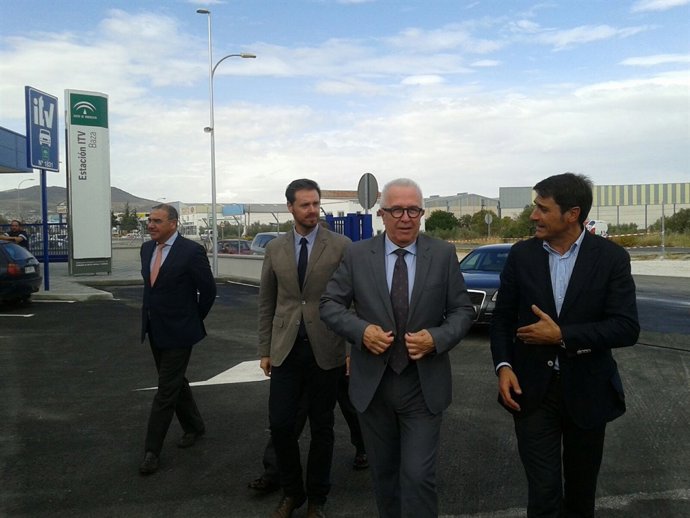 El consejero de Empleo en la inauguración de las nuevas instalaciones en Baza.
