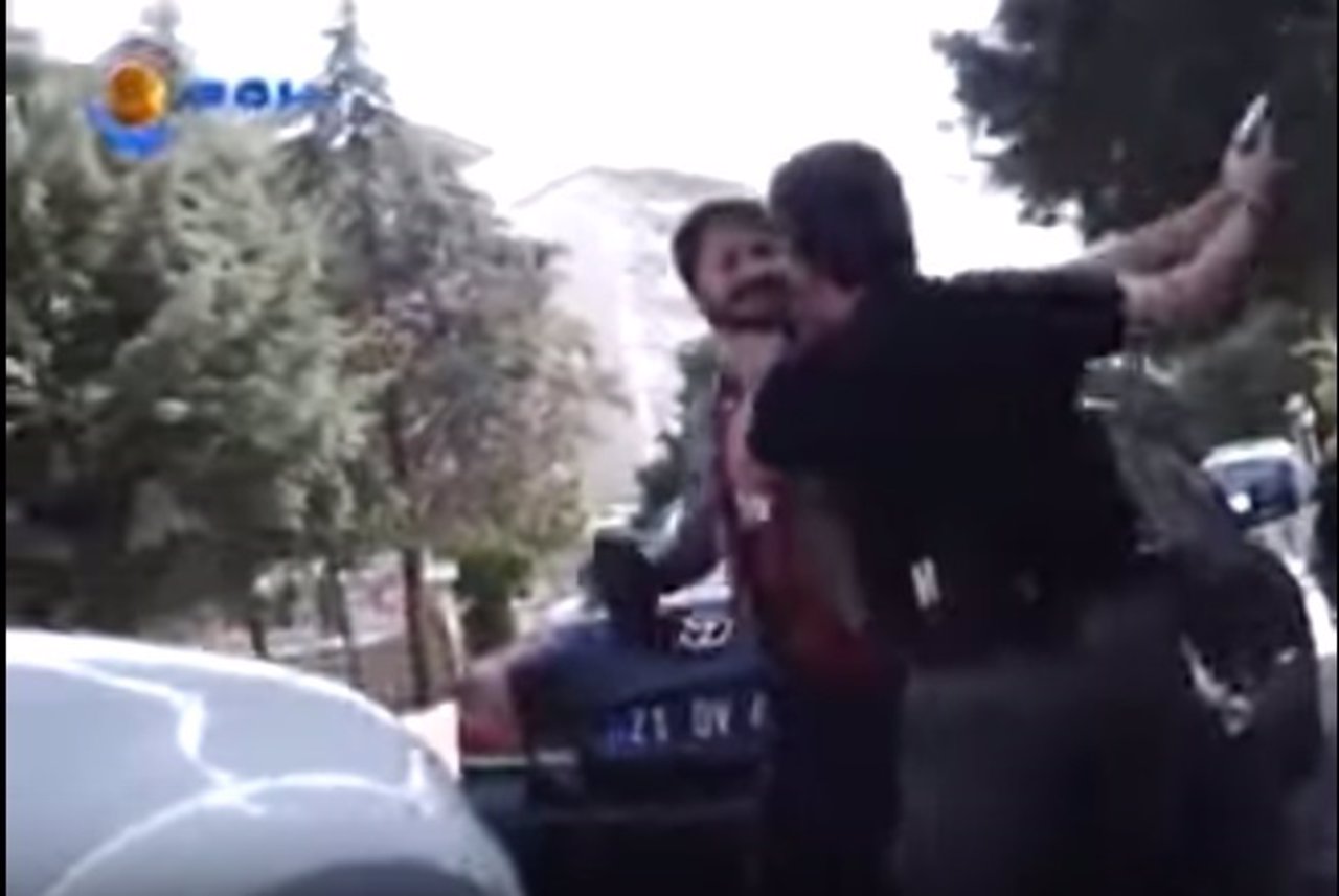 Un policía amenaza a un reportero