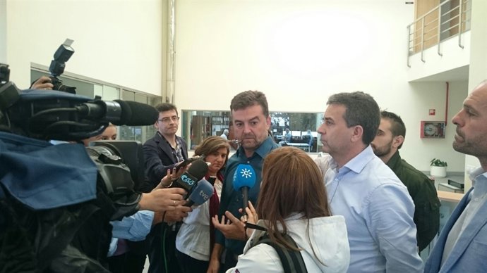 Maíllo (centro) atiende a los periodistas en Pozoblanco