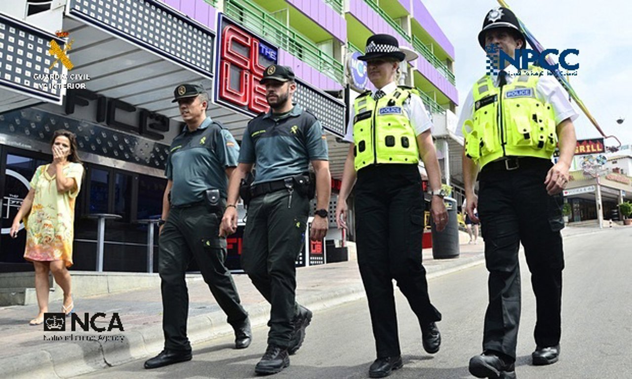Guardia Civil y policía Británica