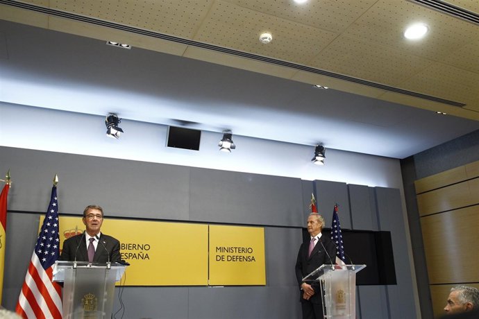 Ashton Carter y Pedro Morenés en una rueda de prensa en Madrid
