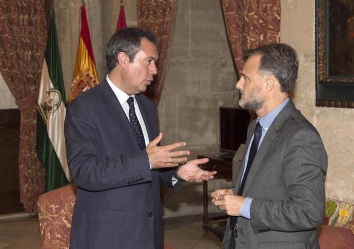 Espadas y Fiscal, durante la reunión