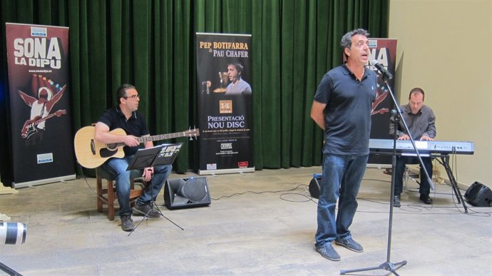 Pep Botifarra canta algunos de los temas de su nuevo disco