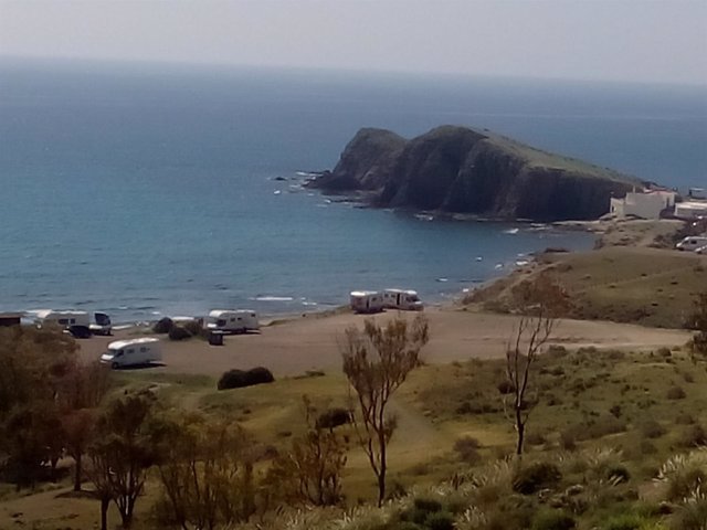 Caravanas en La Isleta del Moro, en Cabo de Gata.