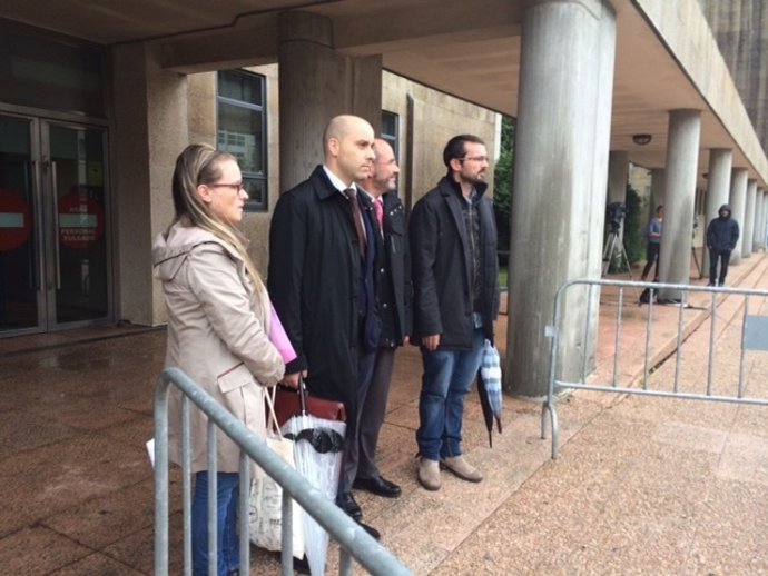 Padres de Andrea con su abogado en los juzgados