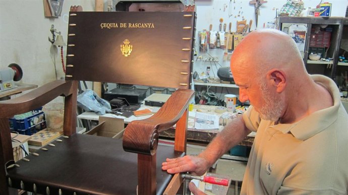 Soriano trabaja sobre uno de los nuevos sillones del Tribunal de las Aguas