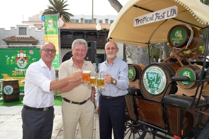 El concejal Pedro Quevedo (centro) presenta una fiesta de la cerveza