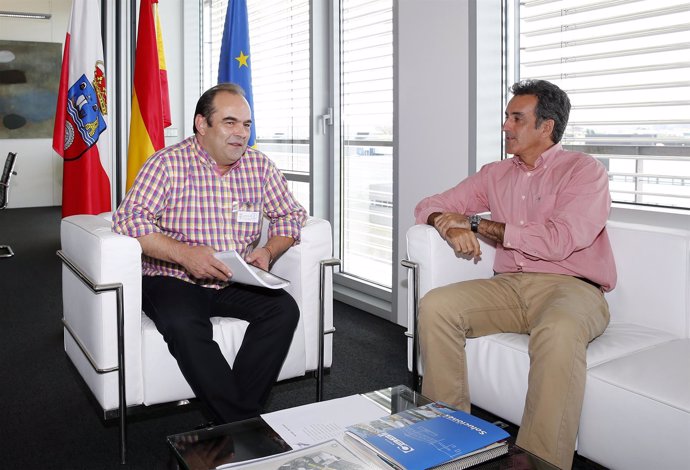 El consejero se reúne con el alcalde de Camaleño