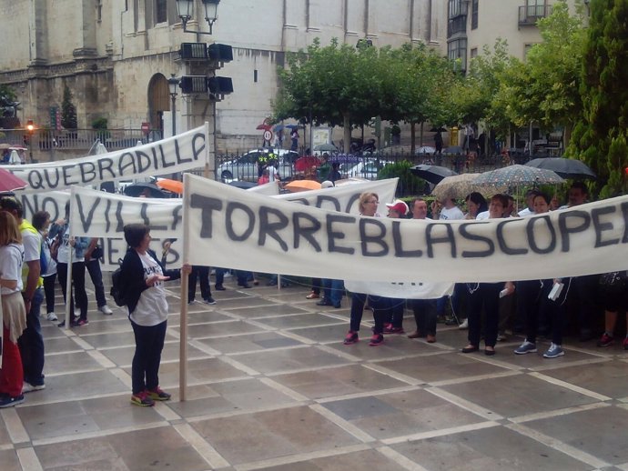 Manifestantes frente a la Diputación de Jaén