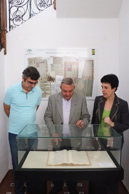 Alcalde (centro) y Córdoba (dcha.) observan el documento