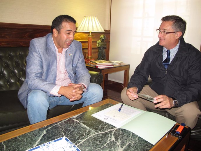 Delegado Saharaui en Aragón, Sidahmed Darbal, y alcalde de Teruel, Manuel Blasco