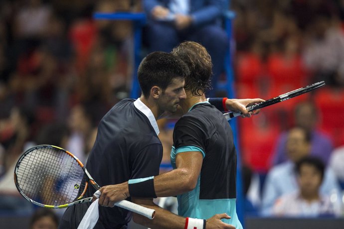 Novak Djokovic y Rafael Nadal se abrazan tras el partido