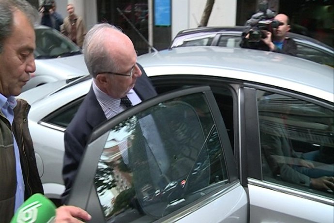 Rato sale de su casa este lunes, un día antes de declarar ante el juez