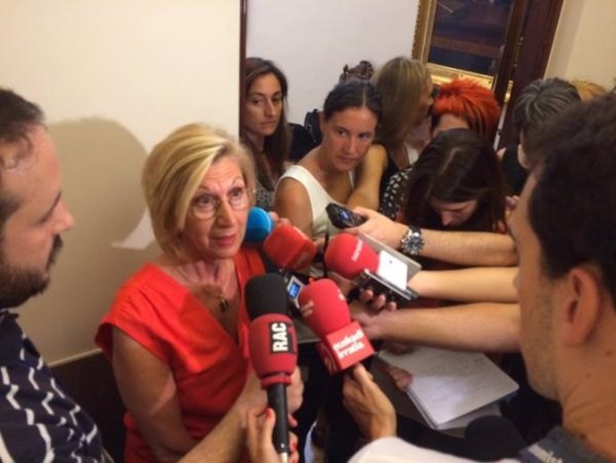 Rosa Díez da declaraciones a la prensa
