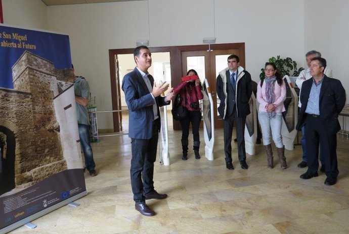 El IES Albero acoge la exposición sobre la restauración del Arco de San Miguel.