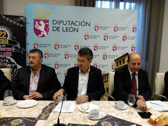 Martínez Majo (centro) acompañado de Ángel Calvo (izq) y Francisco Castañón