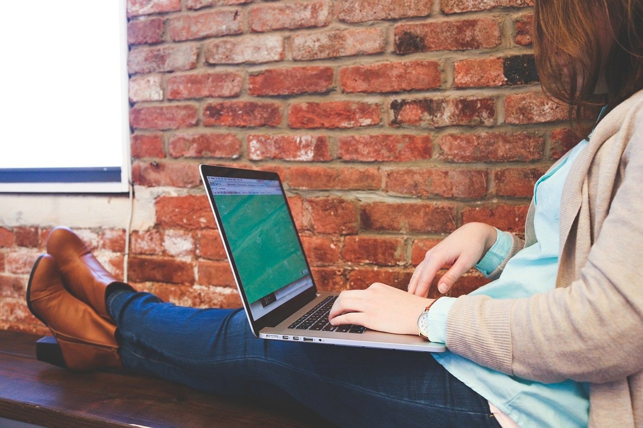 Chica con ordenador, curson online, estudiante, portátil