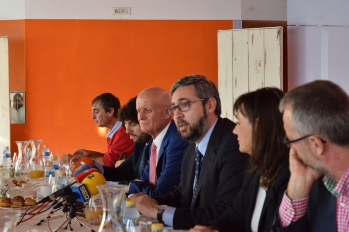 Víctor Martínez en el centro de la imagen