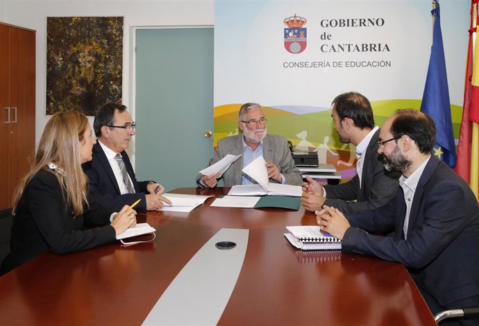 El consejero de Educación, Cultura y Deporte con el alcalde de Torrelaevga