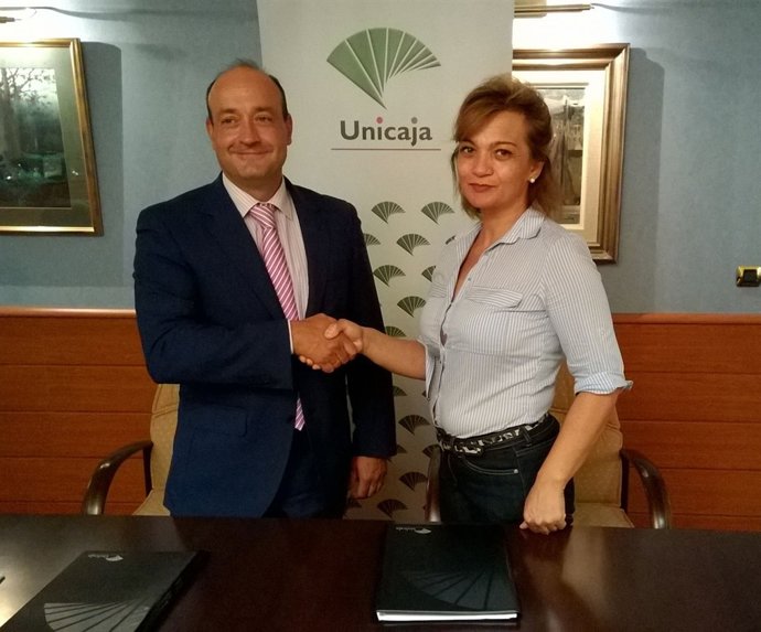 Momento de la firma del convenio entre Unicaja y UPA